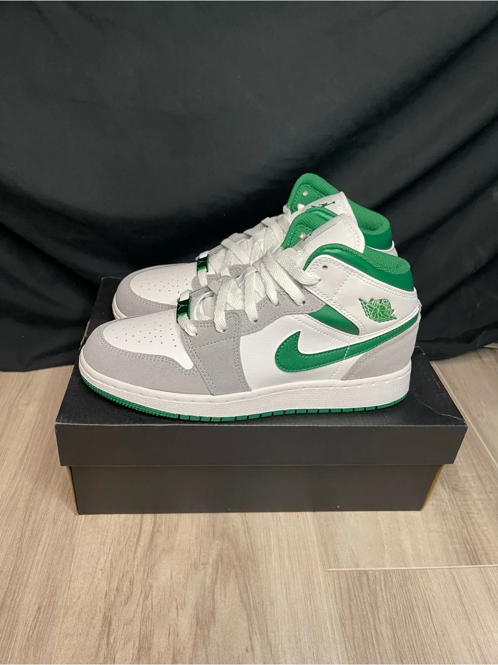 Air Jordan 1 Mid SE Pine Green Smoke Grey 5.5Y / Women’s 7 NEW